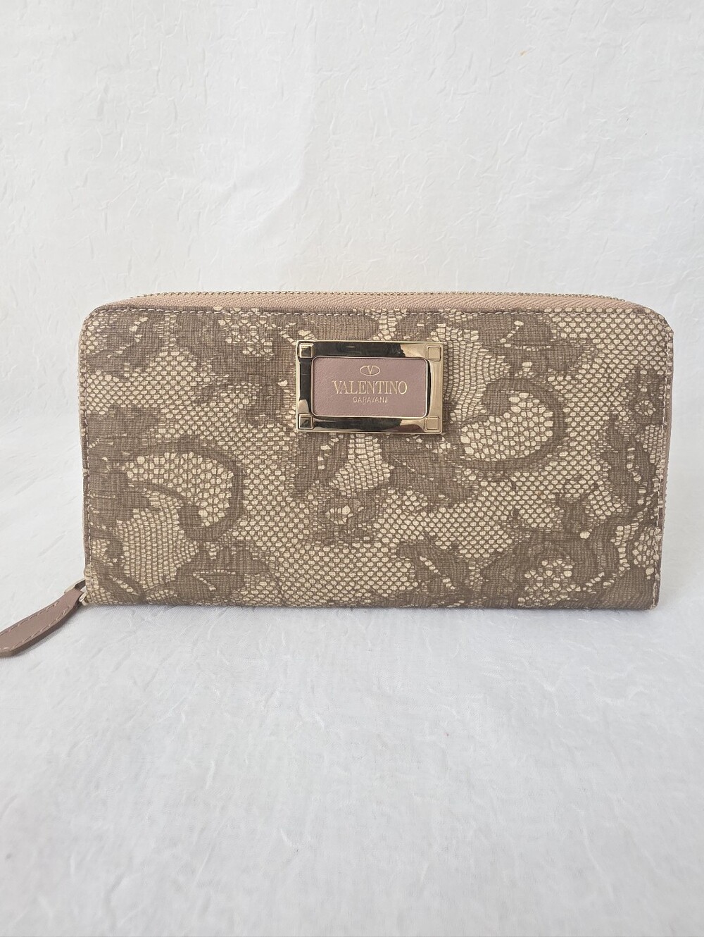Auth Valentino Garavani Lace-Effect Zip Wallet with Gold Plaque